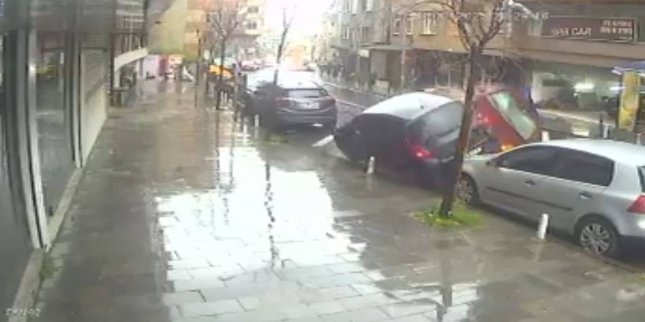 Kağıthane’de Tümsekten Geçerken Araçlara Çarpan Otomobil Ortalığı Birbirine Kattı: O Anlar Kamerada