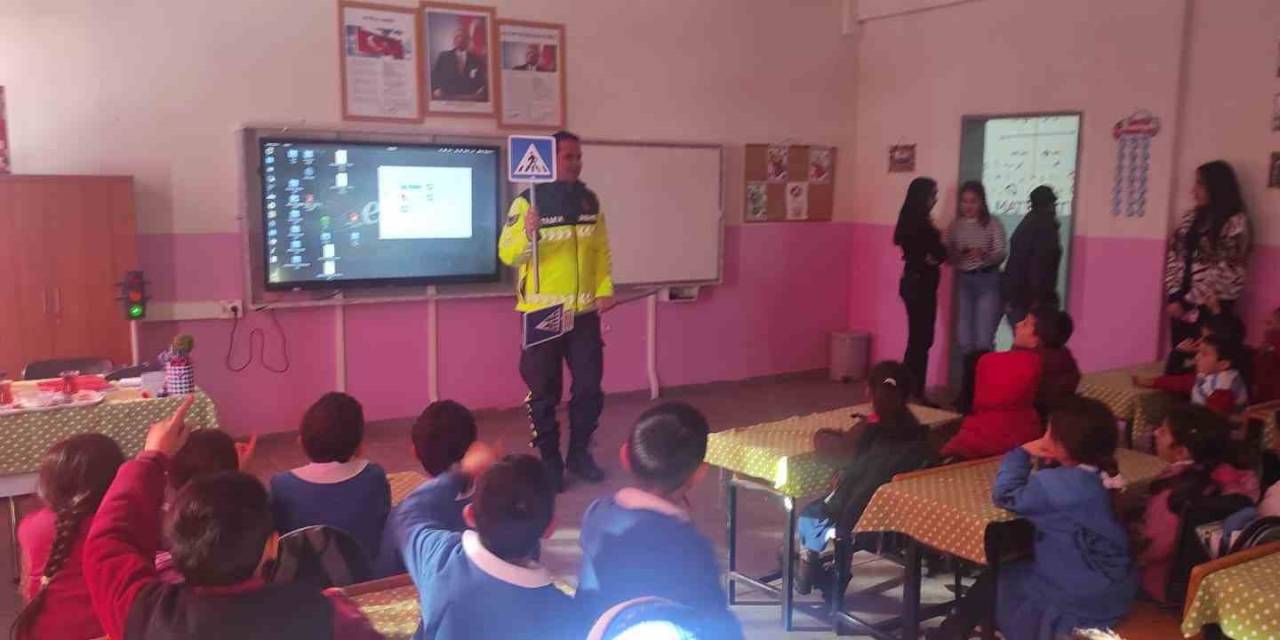 Kars’ta Öğrencilere Jandarmadan Trafik Eğitimi
