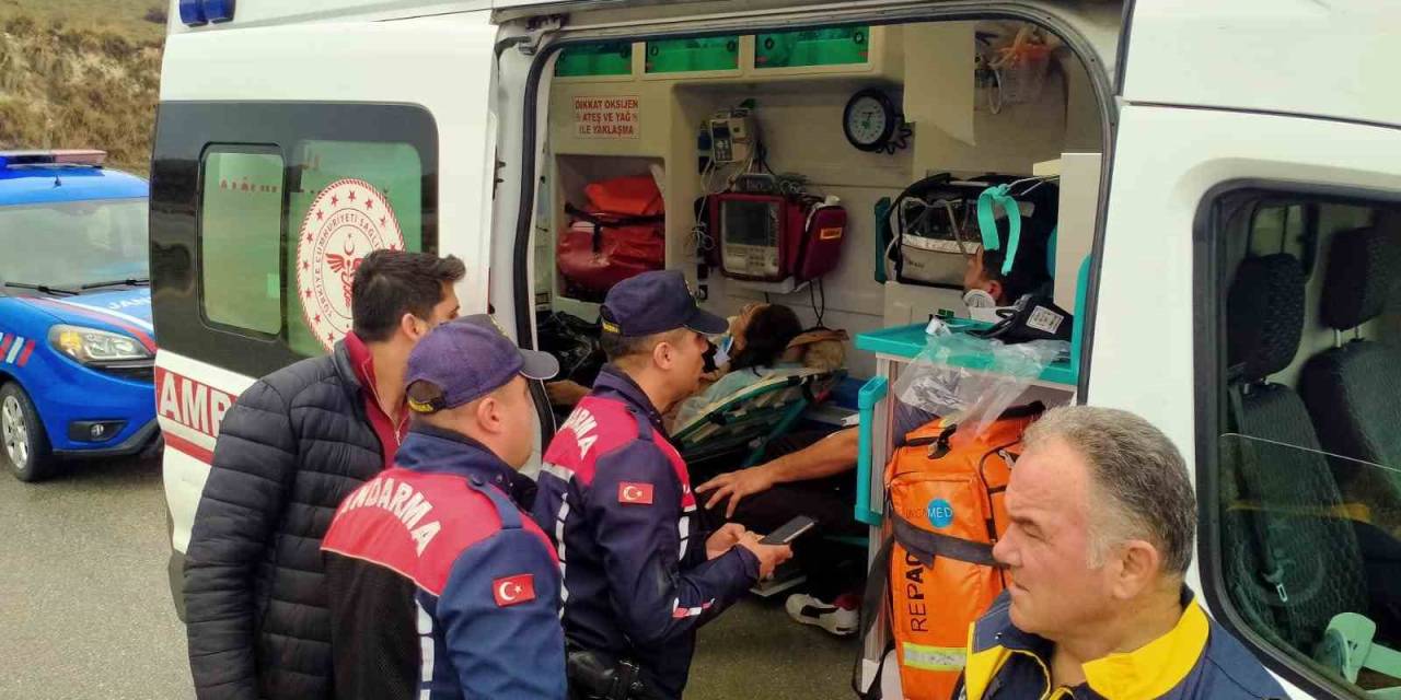 Yolcu Minibüsü İle Pickup Kafa Kafaya Çarpıştı; 5 Yaralı