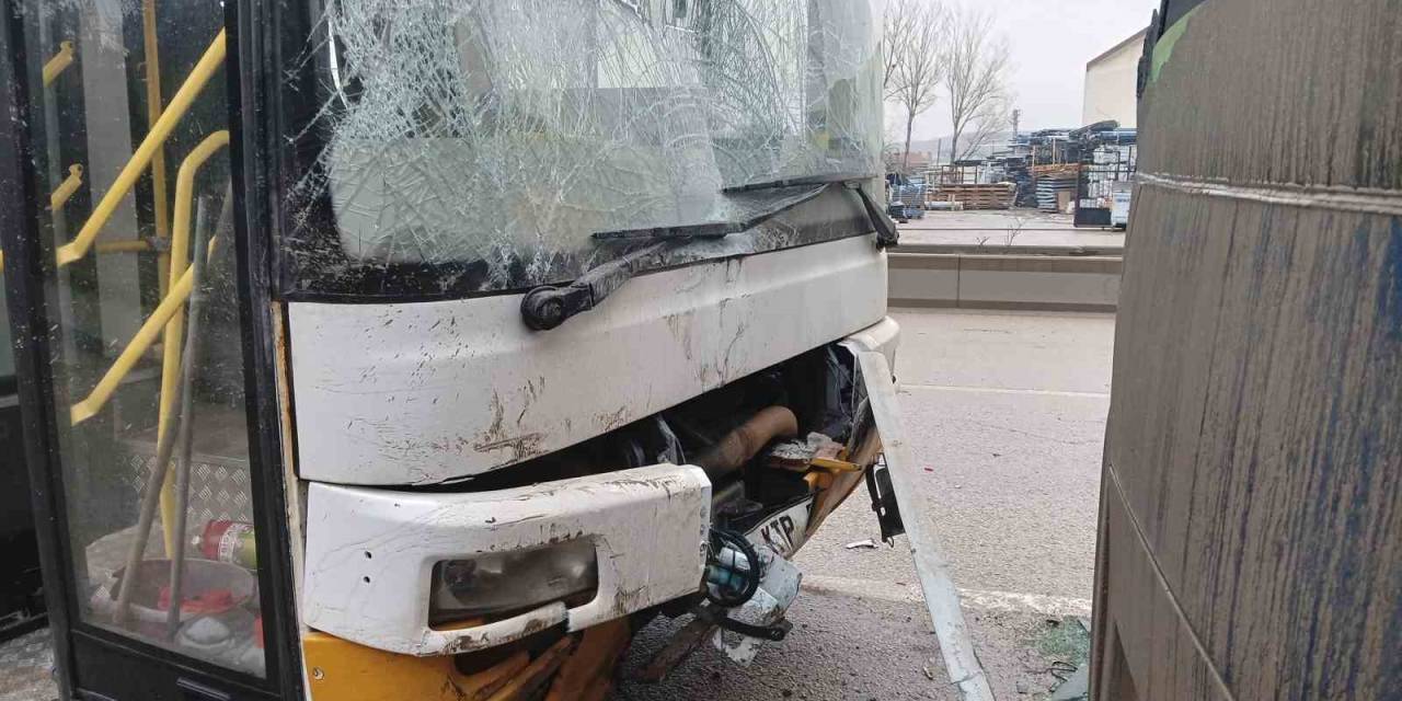 Ankara’da 4 Araçlı Zincirleme Kazada Yaralı Sayısı 33’e Yükseldi