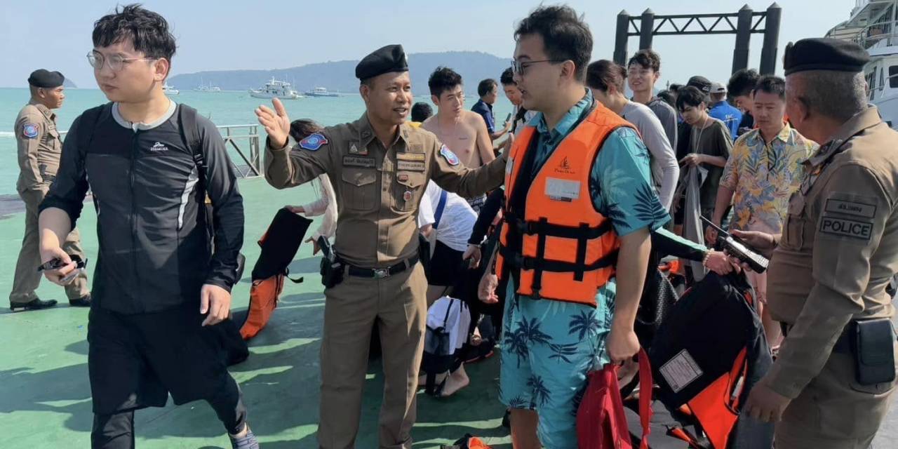 Phuket Adası Açıklarında Turist Teknesi Alabora Oldu