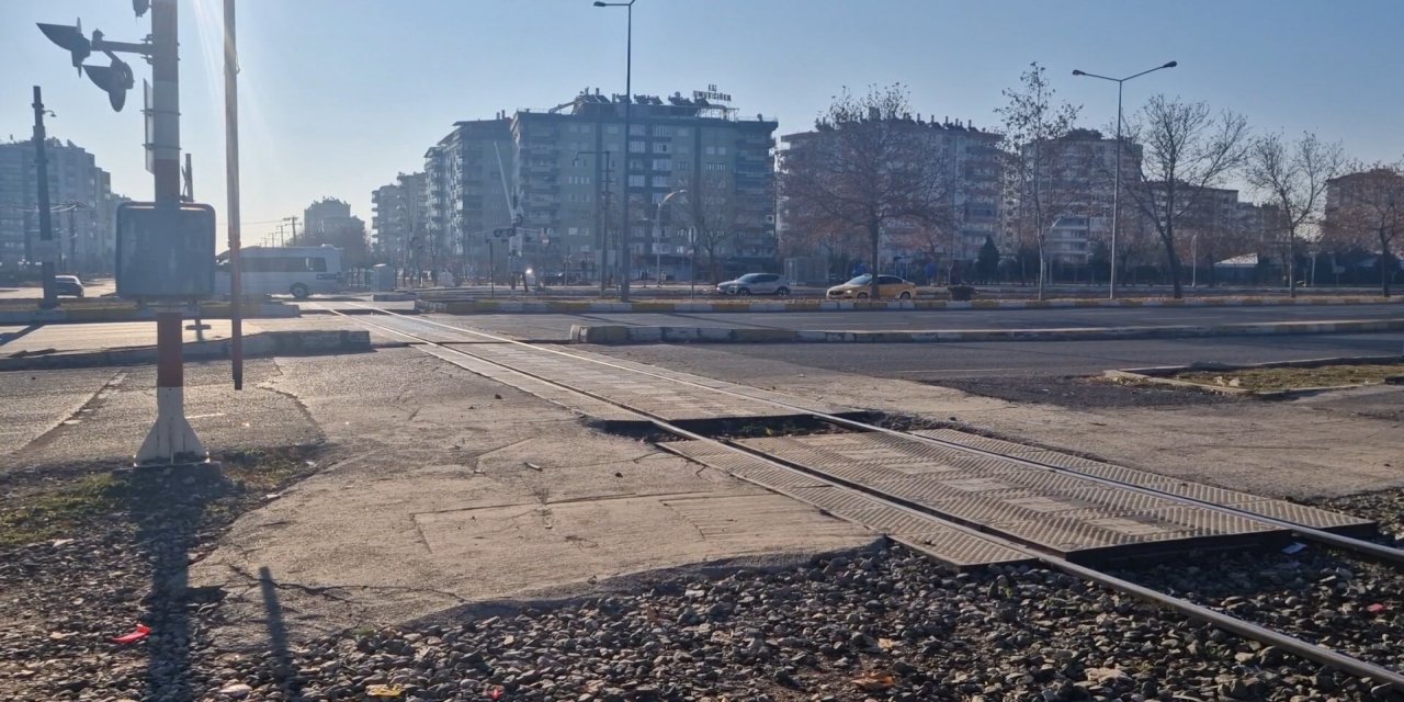 Yük treni, hemzemin geçitte otomobile çarptı; 1 ölü, 1 yaralı