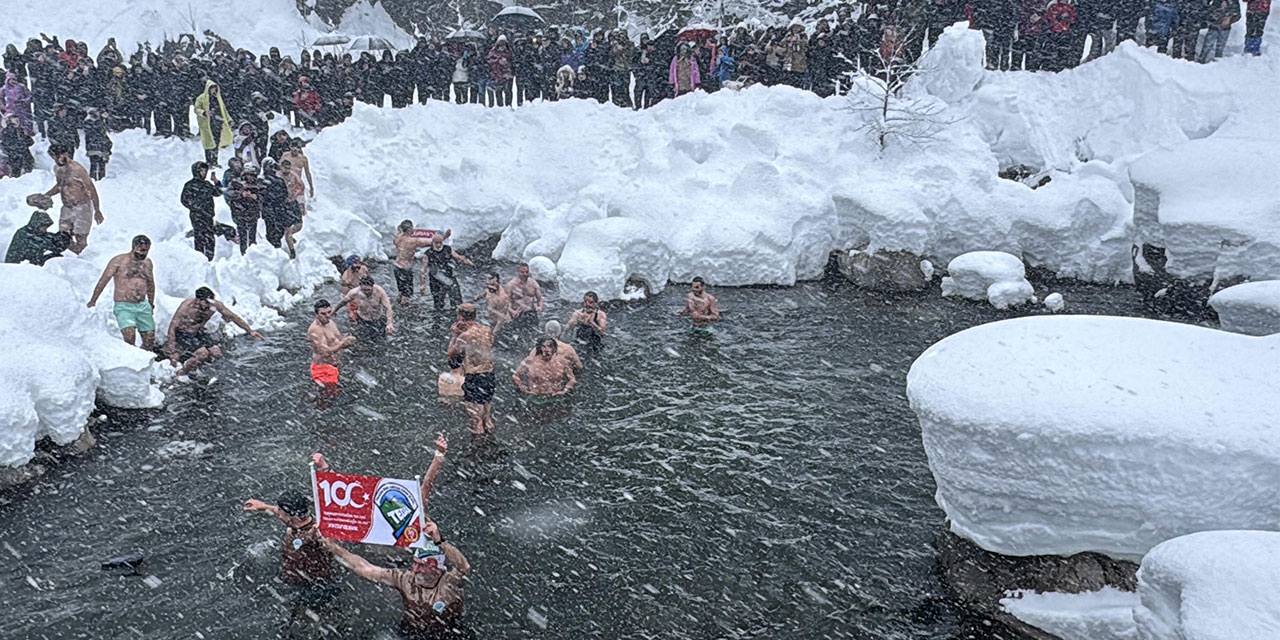 Rize'de kar yağışı altında "9. Kış Yüzme Şenliği" yapıldı