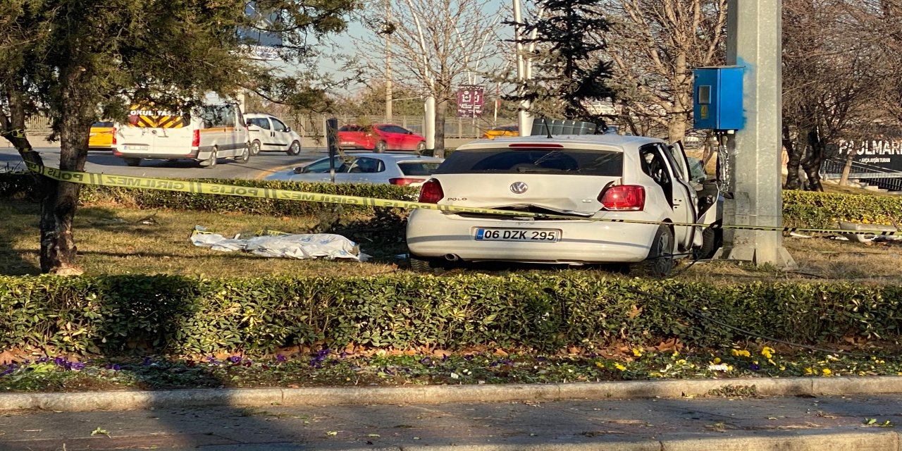 Ankara'da aydınlatma direğine çarpan otomobilin sürücüsü öldü