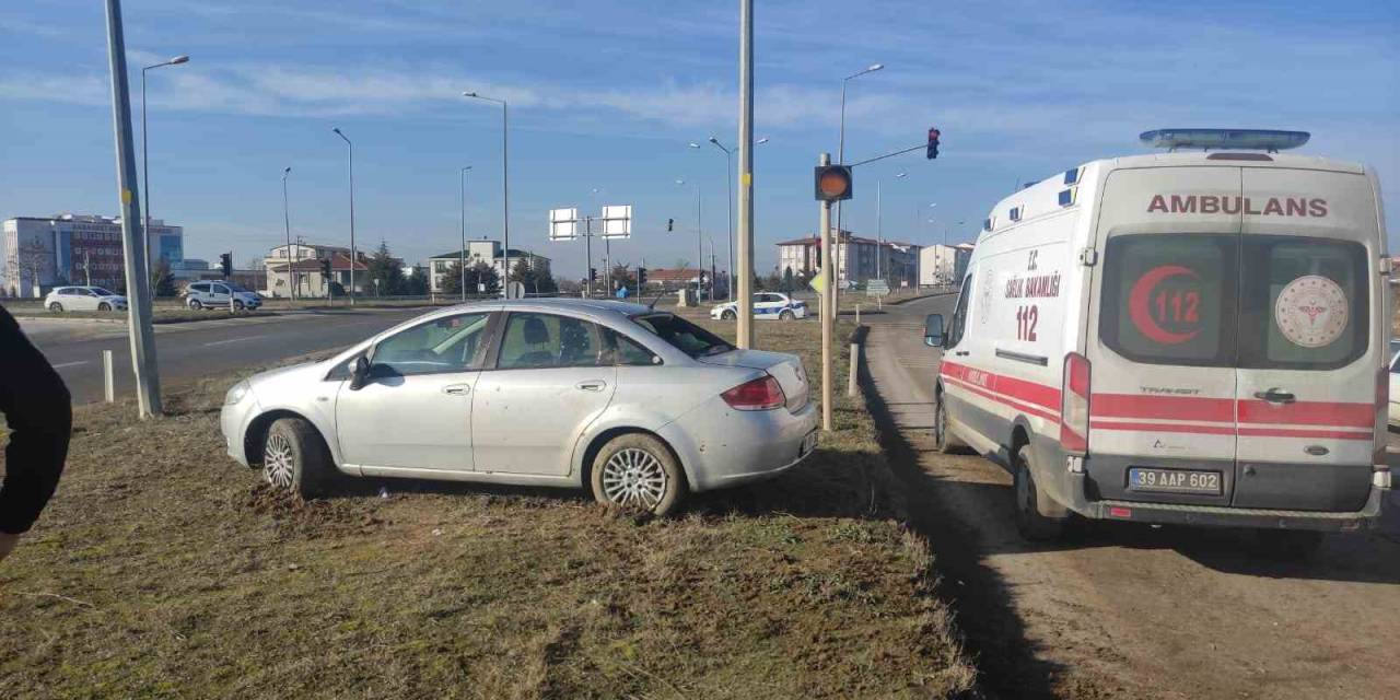 Kırklareli’nde Otomobil Refüje Çıktı: 2 Yaralı