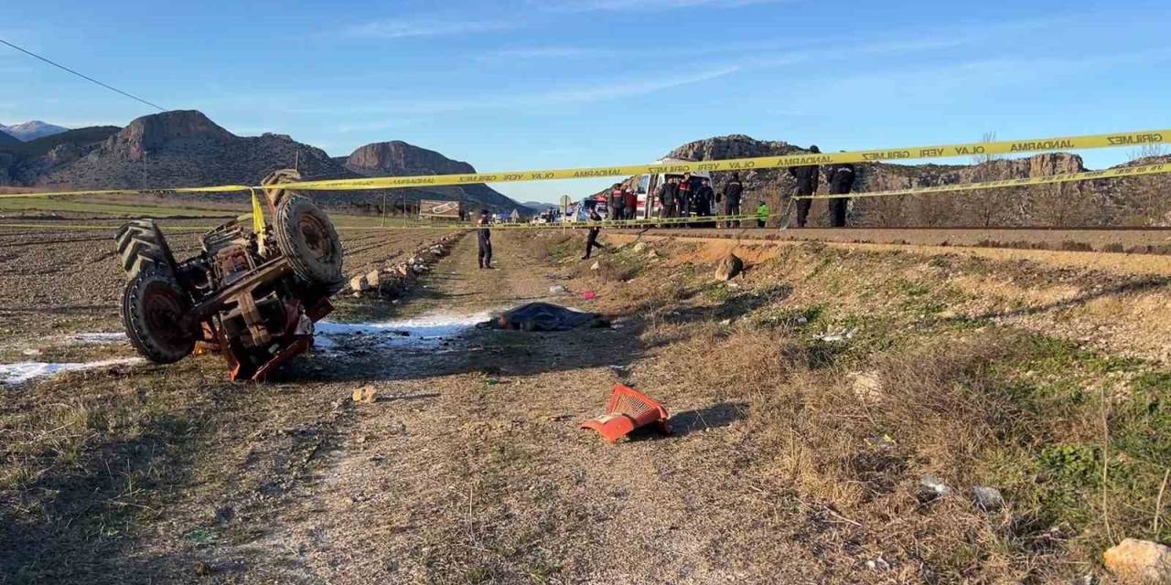 Tarlaya Devrilen Traktörün Sürücüsü Hayatını Kaybetti