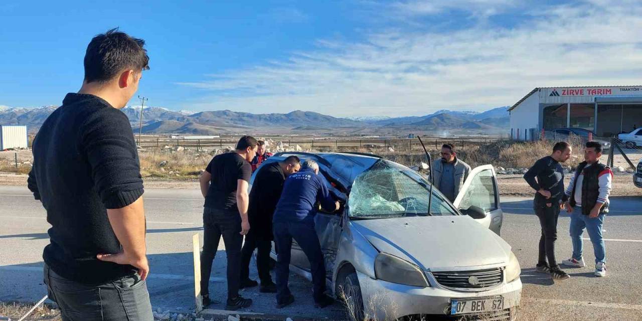 Burdur’da Otomobil Refüje Çarptı: 1 Yaralı