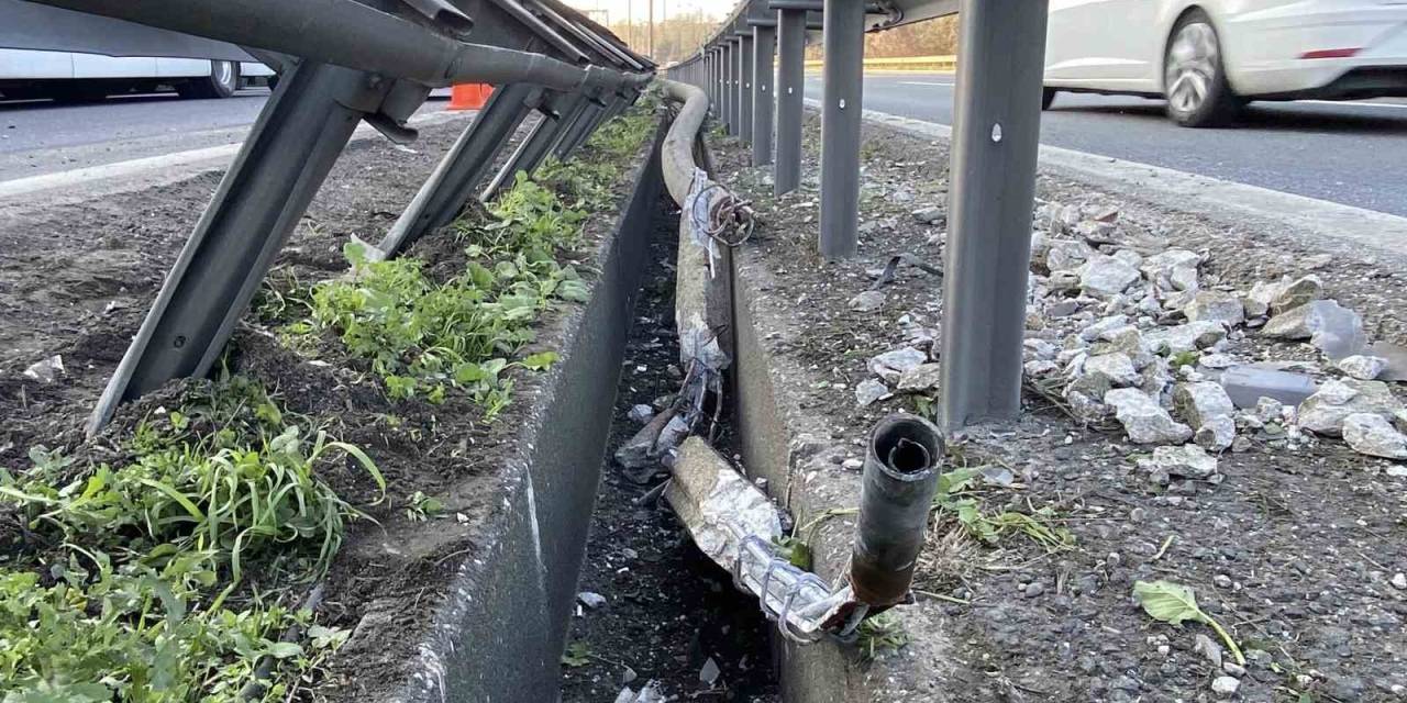 Tem’de Tankerin Çarptığı Aydınlatma Direği Otomobilin Üstüne Devrildi