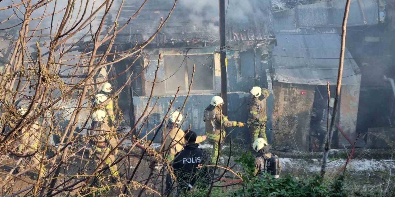 Beyoğlu’nda Gecekondudan Alevler Yükseldi, İçerideki 2’si Çocuk 3 Kişi Son Anda Kurtarıldı
