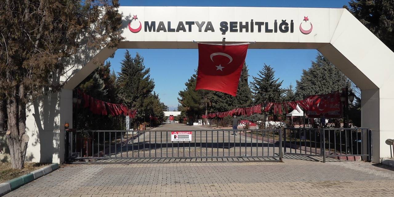 Malatya Şehitliği’nde Kabirler Rutin Olarak Temizleniyor