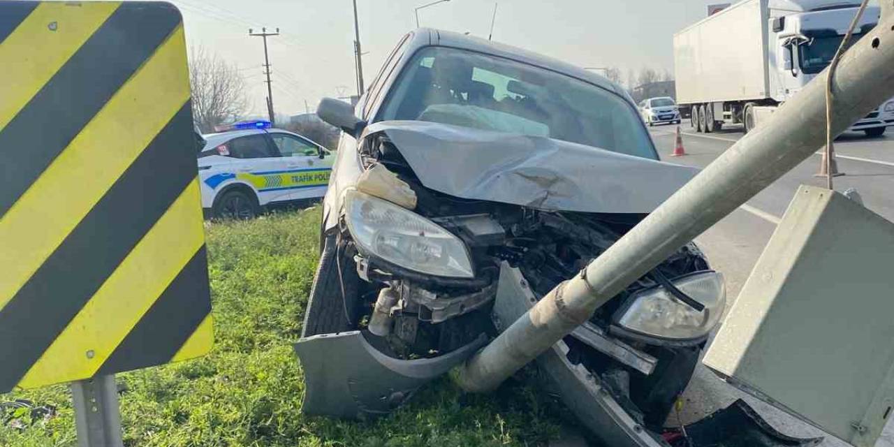 D-100’de Kontrolden Çıkan Araç Sinyalizasyon Direğine Çarptı: 2 Yaralı