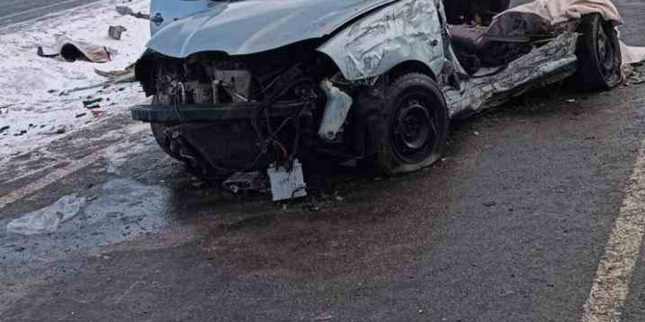 Tırla Çarpışan Otomobil Kağıt Gibi Ezildi: 1 Ölü, 2 Yaralı