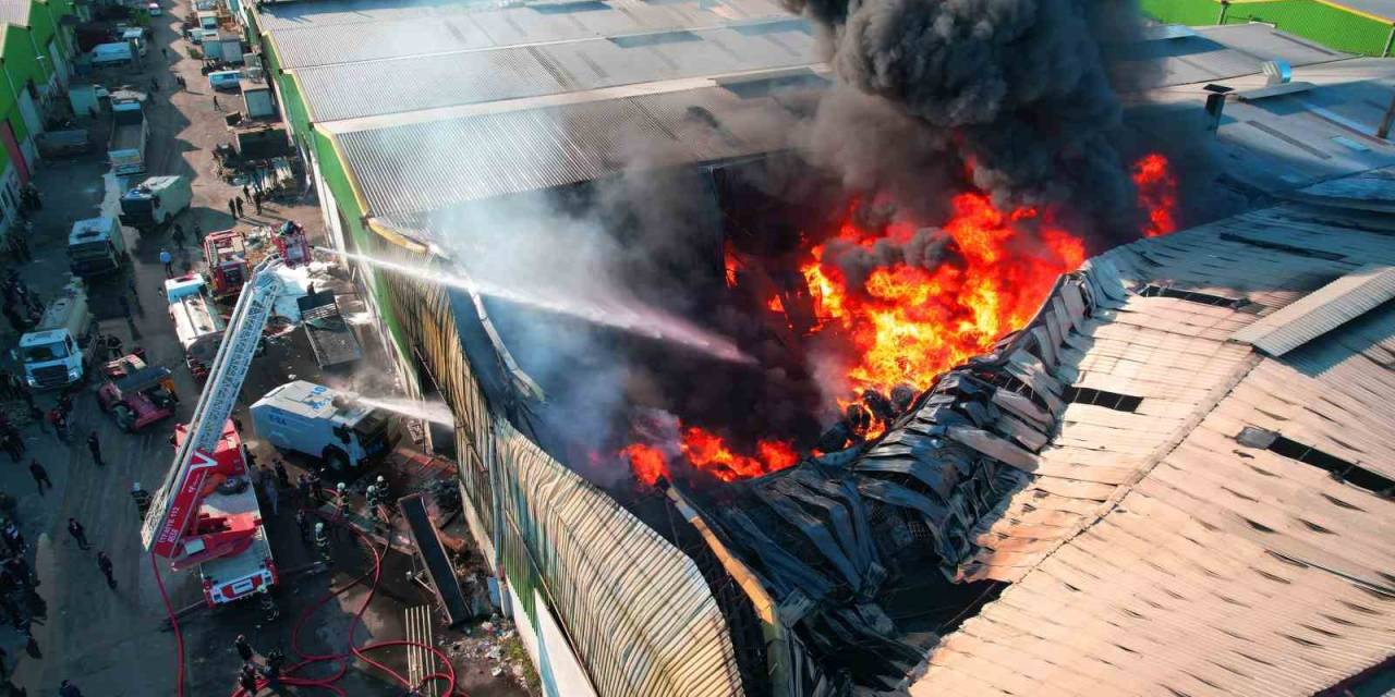 Adana’da Geri Dönüşüm Fabrikasındaki Yangın Havadan Görüntülendi