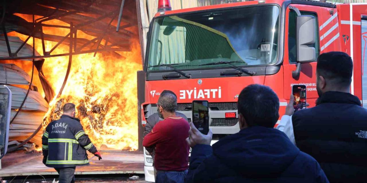 Yangında Canlarını Hiçe Sayıp, Sosyal Medyadan Yayın Yaptılar