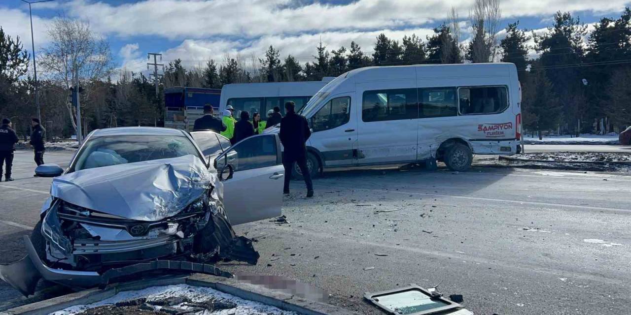 Servis Aracı İle Otomobil Çarpıştı: 6 Yaralı