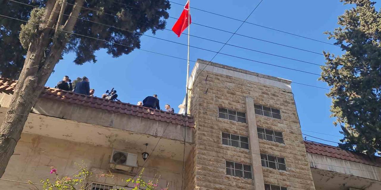 Halep Başkonsolosluğu’nda Türk Bayrağı Göndere Çekildi