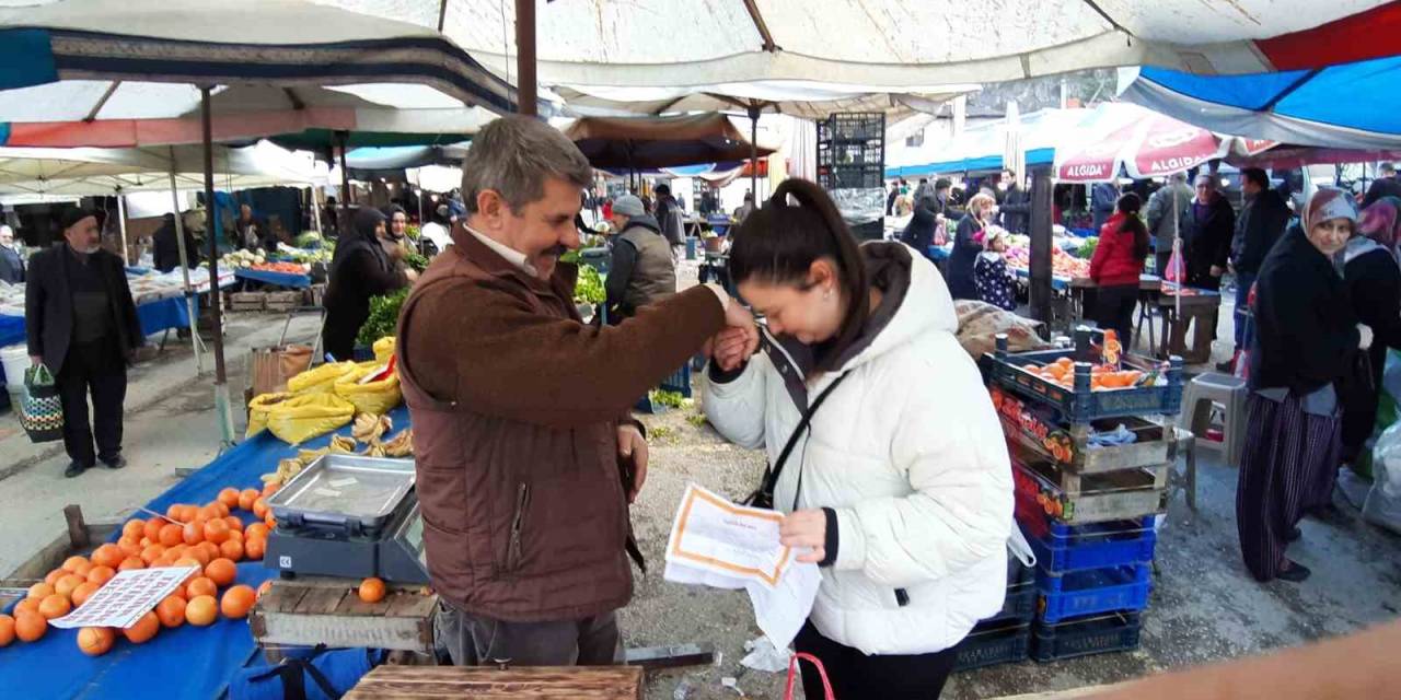 "Takdir Getirene Vitamin Hediye" Dedi, Öğrencilere Meyve Dağıttı