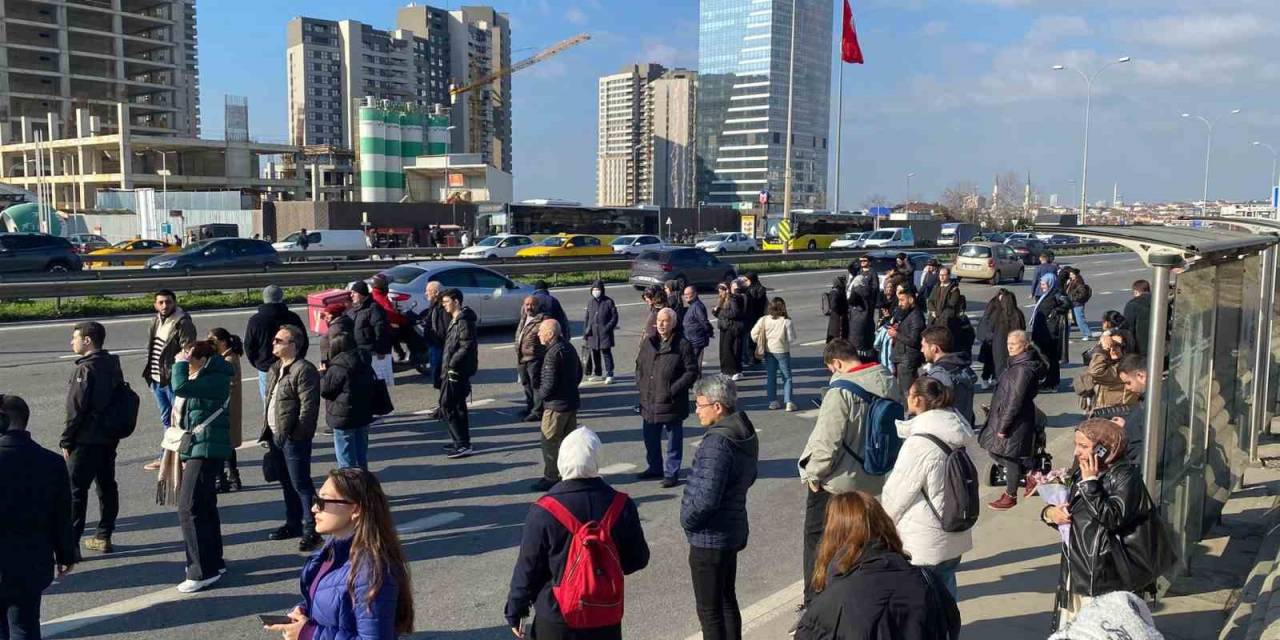 Kadıköy-sabiha Gökçen Havalimanı Metro Hattında Teknik Arıza Nedeniyle Seferler Aksadı