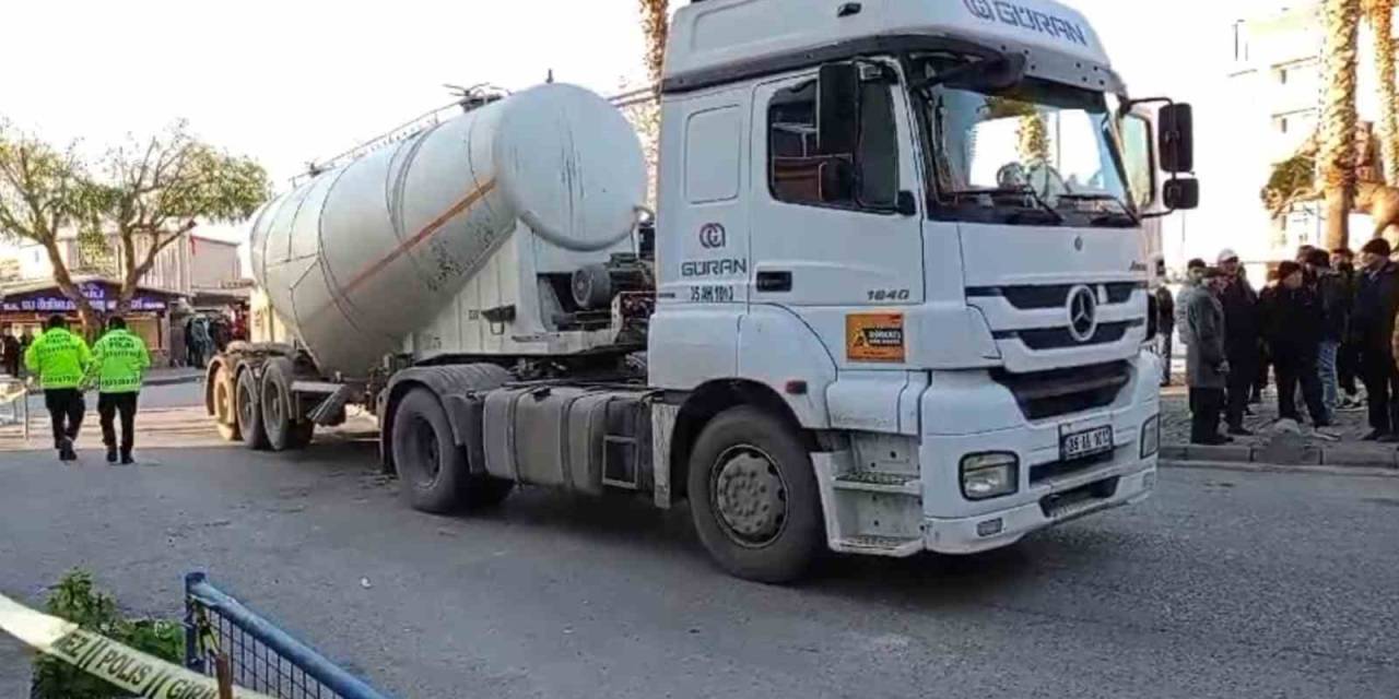 İzmir’de Tırın Çarptığı 2 Kadın Hayatını Kaybetti