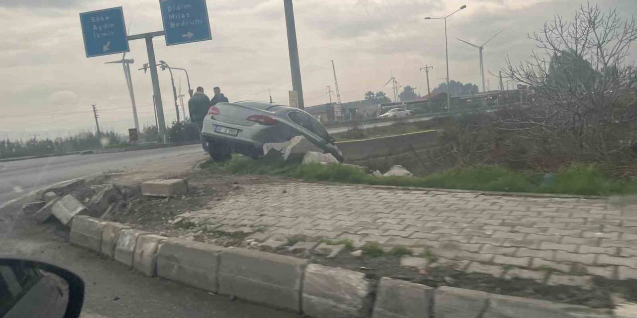 Sürücüsünün Direksiyon Hakimiyetini Kaybettiği Otomobil Yoldan Çıktı: O Anlar Kamerada
