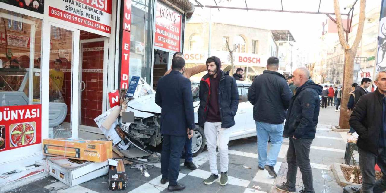 Kaza Yaparak Savrulan Otomobilin Çarptığı Baba Ve Oğlu Yaralandı