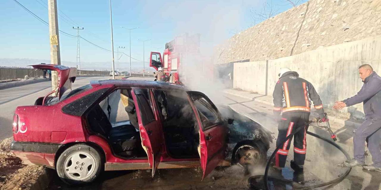 Kaza Sonrası Alev Alan Otomobil Kullanılmaz Hale Geldi