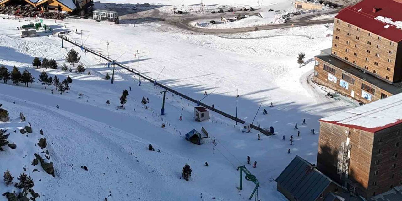 Günün En Acı Görüntüsü: 66 Kişinin Ölmesi Kayak Keyfine Engel Olmadı