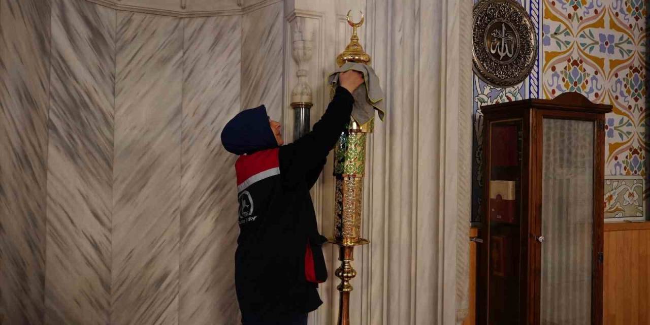 63 Mahallede Camilere Hizmet Götürülüyor