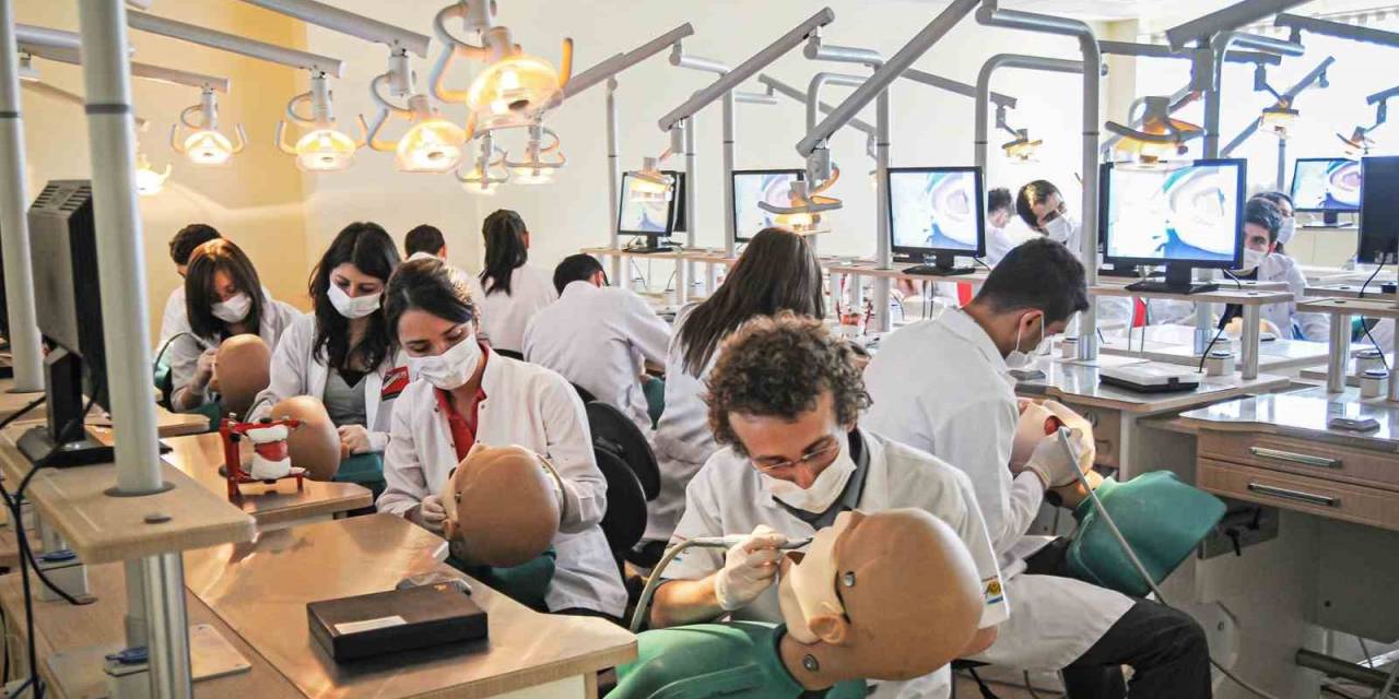 Rektör Hacımüftüoğlu: Diş Hekimliği Eğitimine Yeni Bir Perspektif Getiriyoruz