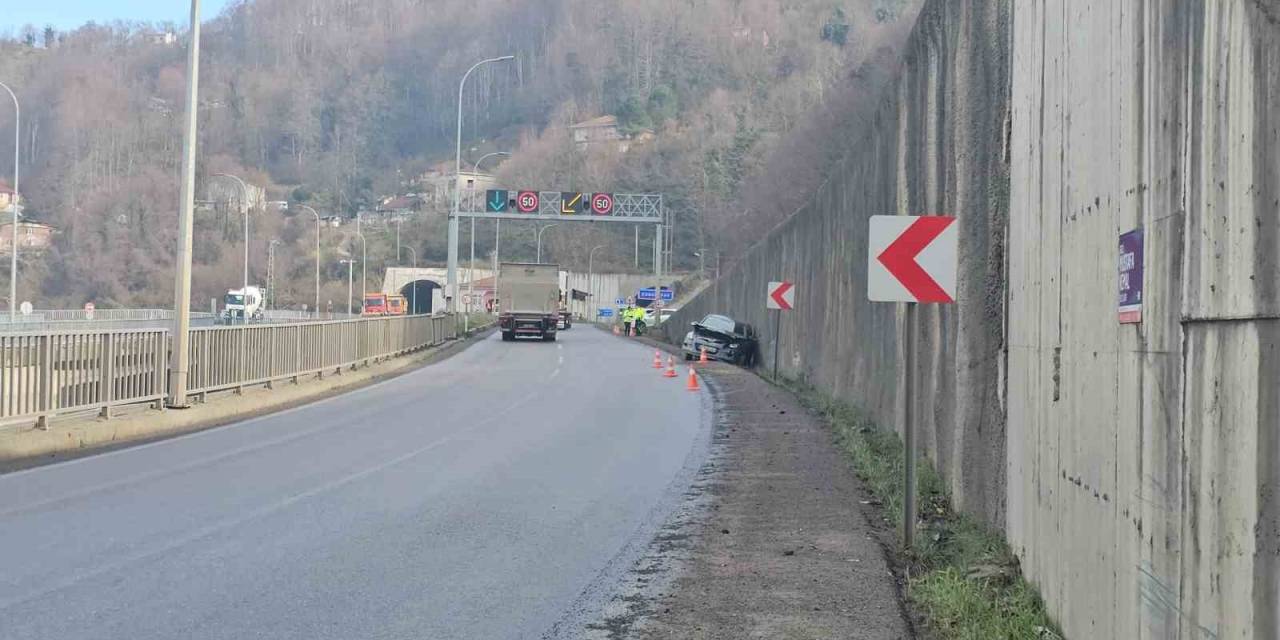 Ters Yönde Seyreden Araca Çarpmamak İçin Kaza Yaptı