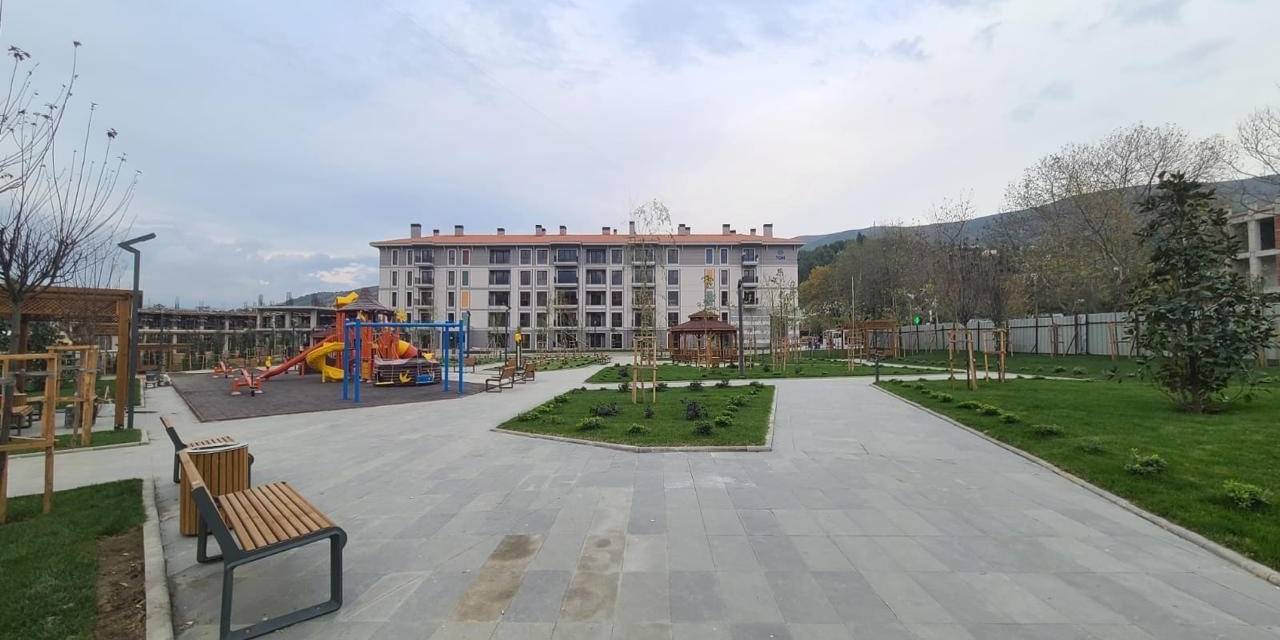 Arnavut Depremzedeler Türkiye’nin İnşa Ettiği Evlerde Huzurlu Bir Yaşam Sürdürüyor