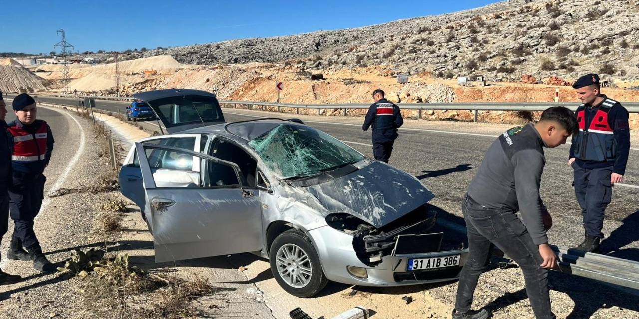 Otomobil Refüje Çarptı: 1 Yaralandı