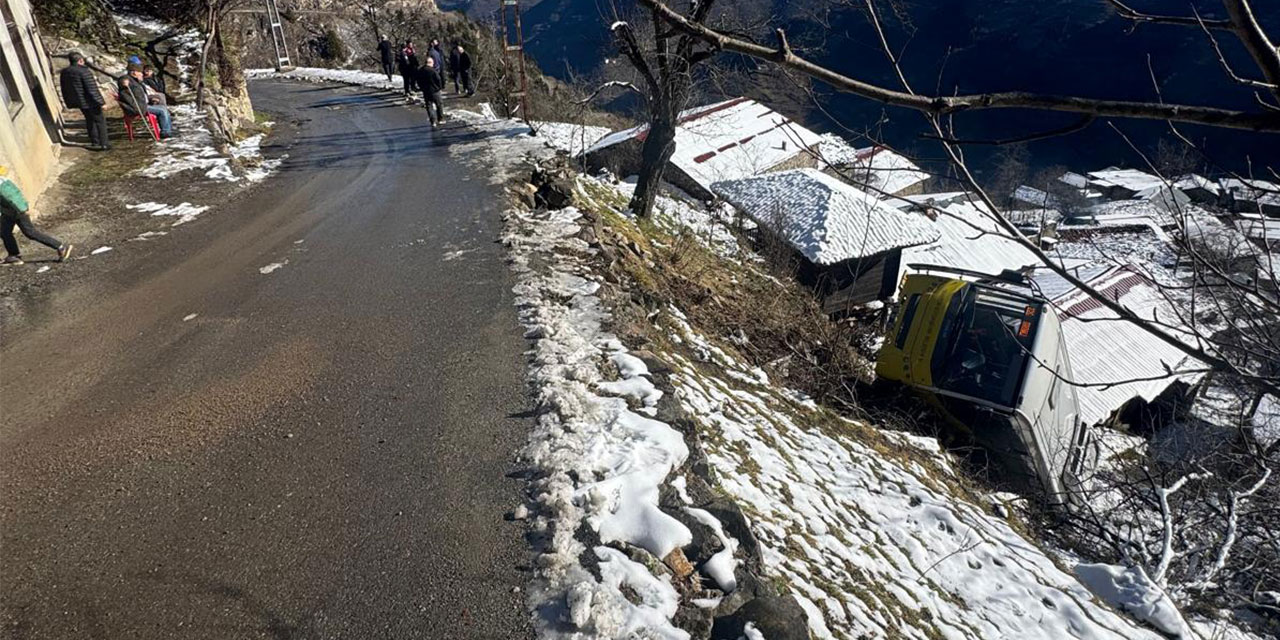 Trabzon'da belediye otobüsü şarampole devrildi