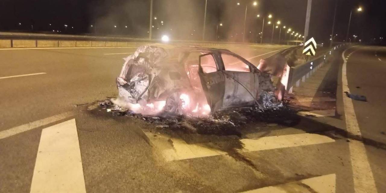 Aksaray’da 3 Kişinin Yaralandığı Kaza Sonrası Yanan Araç Demir Yığınına Döndü