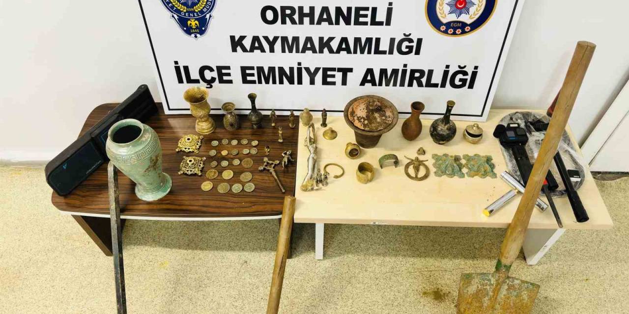 Tarihi Eser Kaçakçısı Defineciler Kazı Yaparken Yakalandı
