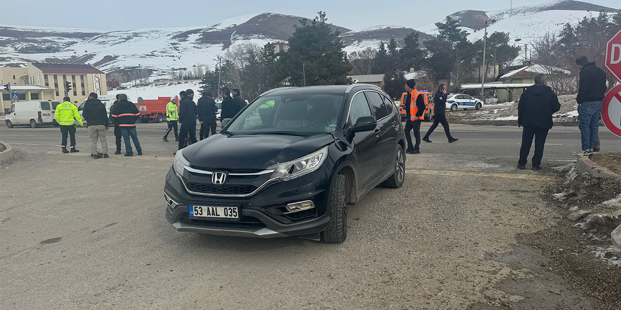 Aracından düşen parçaları toplarken Rize plakalı cipin çarptığı sürücü ağır yaralandı