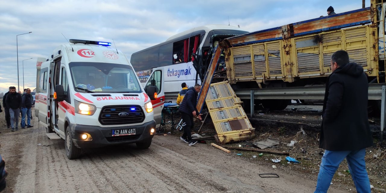 Yolcu otobüsü, park halindeki kamyona çarptı: 2 ölü, 24 yaralı