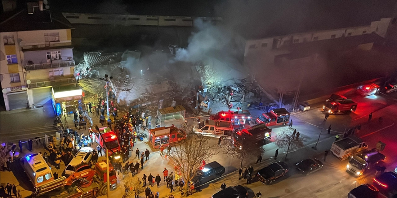 Konya'da 3 katlı bina çöktü