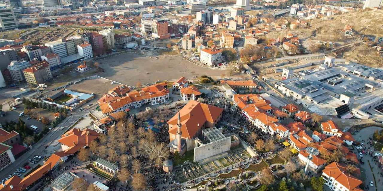 Hacı Bayram-ı Veli Camii’nde Kandil Yoğunluğu Havadan Görüntülendi