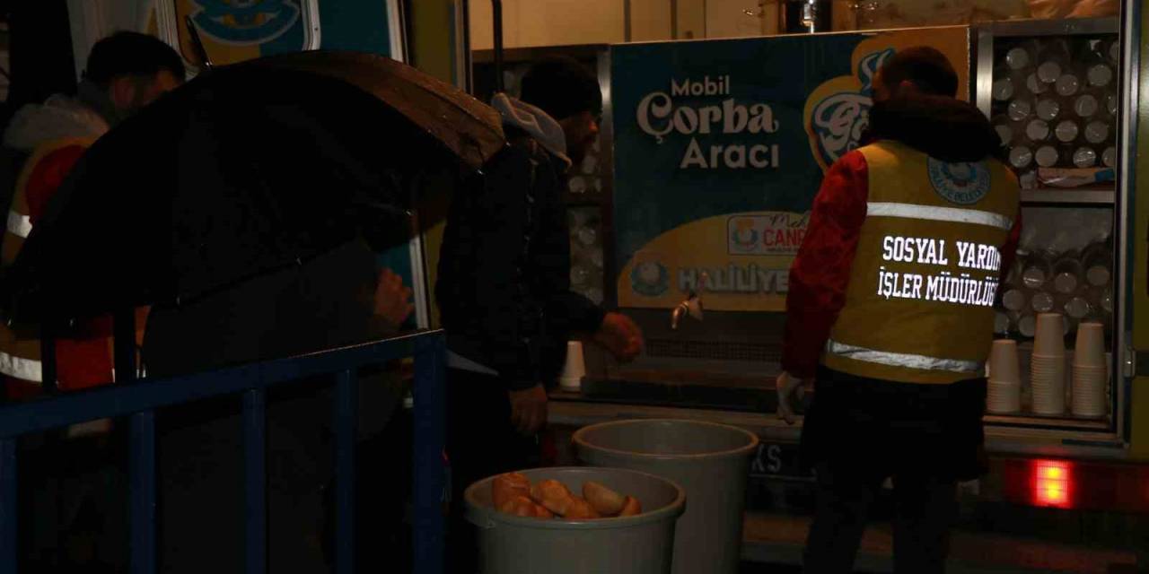Soğuk Kış Sabahlarında Sıcak Çorba İkram Ediliyor