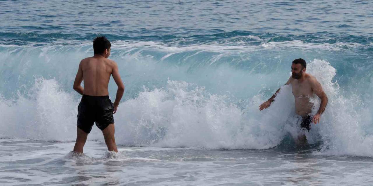 Yüksek Kesimlerinde Kar Etkili Olan Antalya’nın Sahilinde Deniz Keyfi