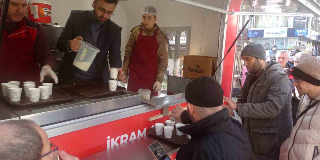 Kütahya Vakıflar Bölge Müdürlüğü, Miraç Kandili Dolasıyla Halka Salep İkramında Bulundu