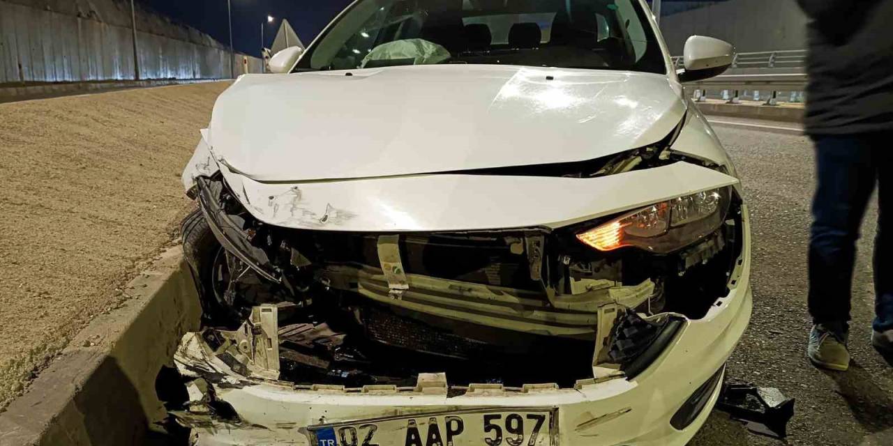 Lastiği Patlayan Otomobil Bariyere Çarptı: 1 Yaralı