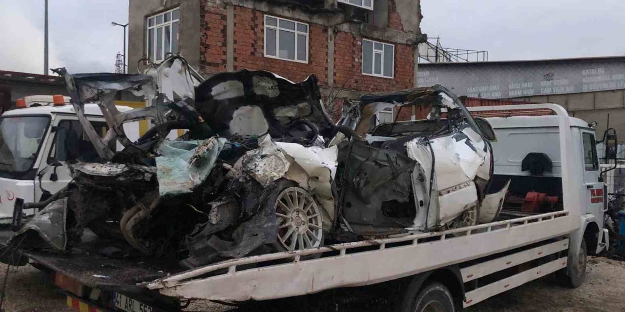 Kontrolden Çıkan Otomobil Tıra Ok Gibi Saplandı: 1 Ölü