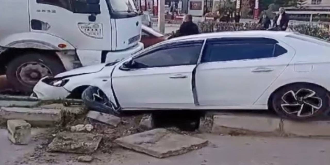 Otomobil Refüje Çarpıp Karşı Şeride Geçti: 2 Yaralı