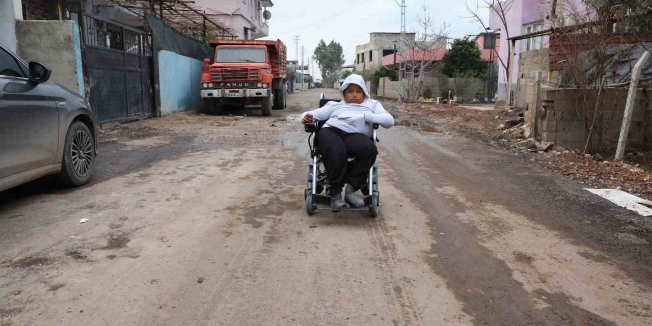 Akülü Aracına Kavuşan Enes’in İlk İşi Mahalleyi Turlamak Oldu