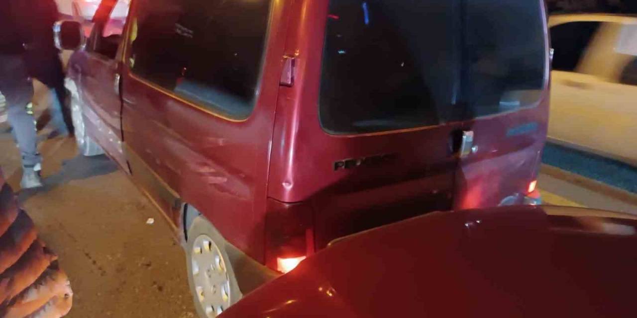 Arabayı Otoyolda Geri Kaçırıp Arkadaki Araca Çarptı, Polisler Gelince İnkar Etti