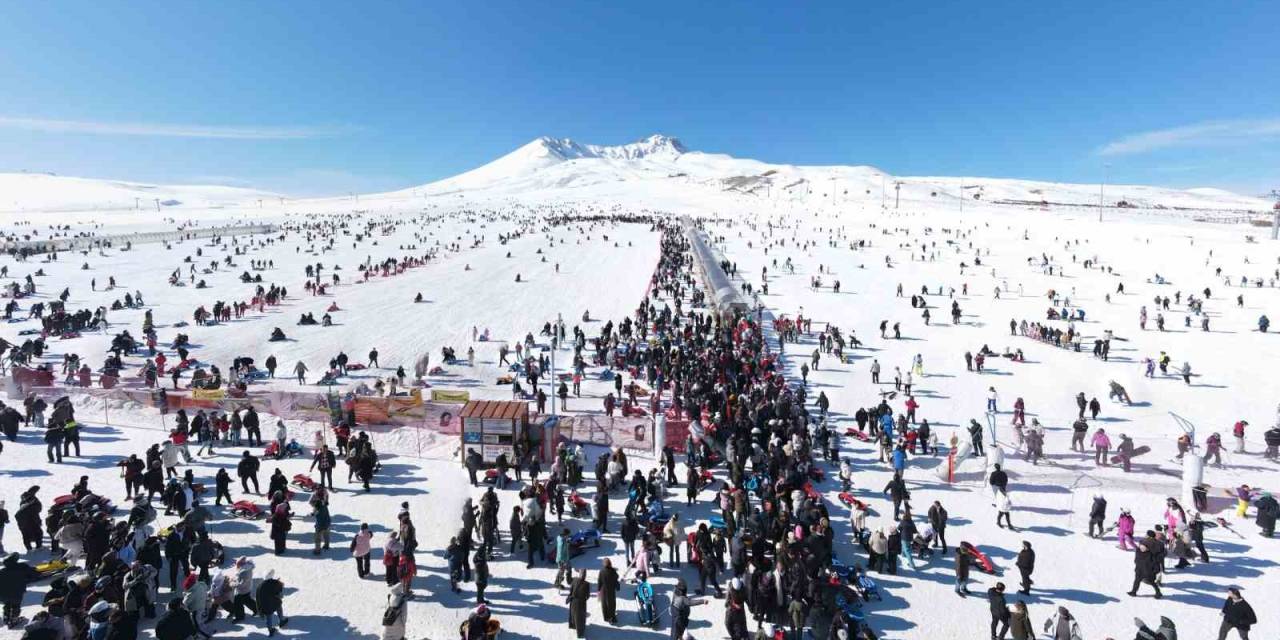 Erciyes’te Hafta Sonu Yoğunluğu, Binlerce Turist Pistlerde