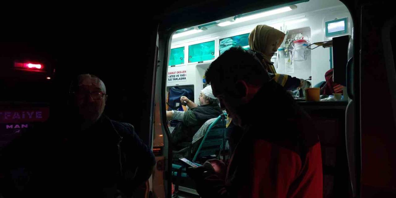 Otoyolda Kontrolden Çıkan Panelvan Ağaca Çarparak Durabildi: 2 Yaralı