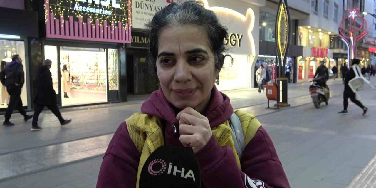 Yemeğini Sokak Köpeği İle Paylaşan Kadın Yürekleri Isıttı